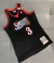 Regata NBA Mitchell & Ness Retrô - Philadelphia 76ers 1997-98 - Preta - Iverson #3