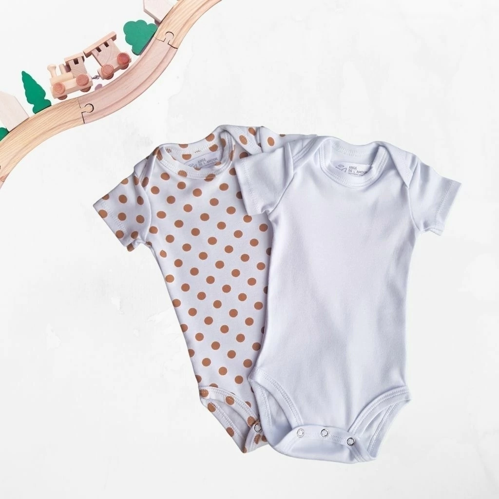 Kit Body Algodão Egípcio Manga Curta - Branco com poá Caramelo e Branco liso - 2 pçs