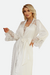 Robe Noiva Longo em cetim na cor branca com detalhes em renda nas mangas e ombro e faixa na cintura.