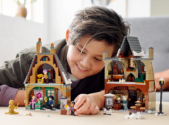 Imagen de LEGO HARRY POTTER VISITA A LA ALDEA HOGSMEADE