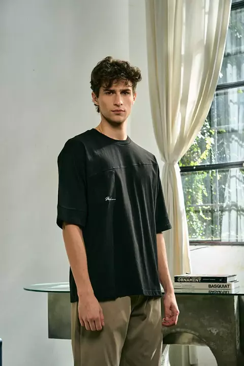 Remera DIFFERENT Negro 977