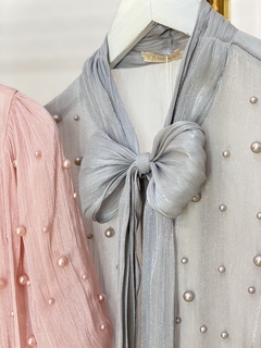 Camisa Perola Gola com Amarração em tons de cinza e rosa, com detalhes em pérolas.