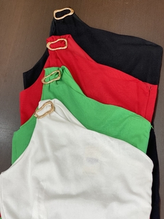 Vestidos midi de linho com fivela, disponíveis nas cores preto, vermelho, verde e branco, dispostos sobre uma superfície.