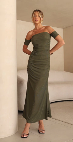 Vestido longo Antonela em tule, com ombros à mostra, na cor verde oliva, destacando a silhueta feminina.