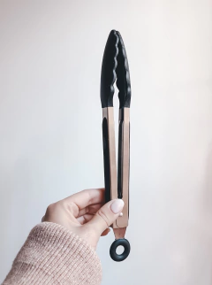 UTENSILIO SILICONA MANGO MADERA NEGRO X UNIDAD