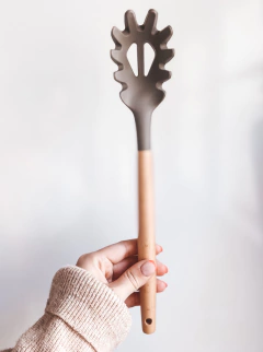 UTENSILIO SILICONA GRIS MANGO MADERA X UNIDAD