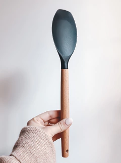 UTENSILIO SILICONA MANGO MADERA NEGRO X UNIDAD en internet