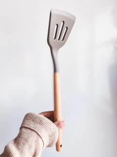 UTENSILIO SILICONA GRIS MANGO MADERA X UNIDAD - comprar online