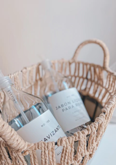 Imagen de BOTELLON LAUNDRY CON PICO ETIQ BLANCA TRANSPARENTE 1 LITRO