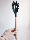 UTENSILIO SILICONA MANGO MADERA NEGRO X UNIDAD