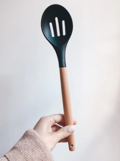 UTENSILIO SILICONA MANGO MADERA NEGRO X UNIDAD en internet