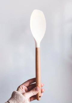 UTENSILIOS SILICONA CREAM MANGO MADERA X UNIDAD - tienda online
