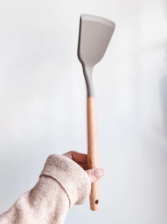 UTENSILIO SILICONA GRIS MANGO MADERA X UNIDAD