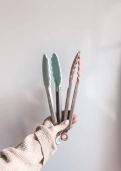 PINZA SILICONA ACERO en internet