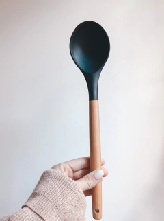 UTENSILIO SILICONA MANGO MADERA NEGRO X UNIDAD - comprar online