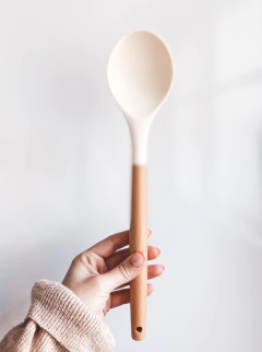 UTENSILIOS SILICONA CREAM MANGO MADERA X UNIDAD - Mama al Mando