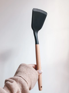 UTENSILIO SILICONA MANGO MADERA NEGRO X UNIDAD - comprar online