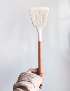 UTENSILIOS SILICONA CREAM MANGO MADERA X UNIDAD - comprar online