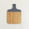 TABLA DE BAMBU CON MANGO BORDE GRIS 33 x 23 cm