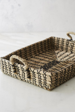 BANDEJA RECTANGULAR SEAGRASS PAME C/ NEGRO
