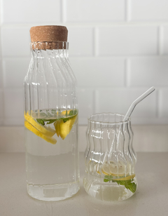 BOTELLA DE VIDRIO LÍNEAS TAPA CORCHO