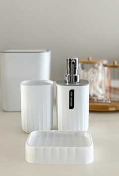 SET DE BAÑO PVC 4 piezas BLANCO + CESTO DE MESA