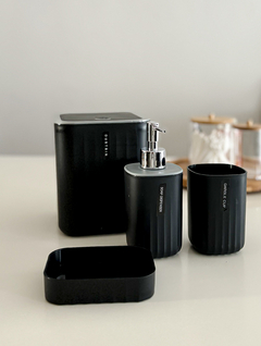 SET DE BAÑO PVC 4 PIEZAS NEGRO + CESTO DE MESA - comprar online