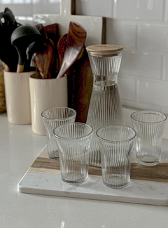 SET DE JARRA CON TAPA DE BAMBU + 4 VASOS - Mama al Mando