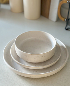 PLATO LÍNEA PUNTITOS JASPEADO CERAMICA
