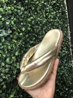 Sandalia Tiras Acolchoada Ouro - comprar online