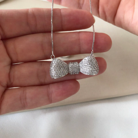 Colar com pingente laço em zircônias banhado a ródio