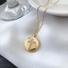 Colar com pingente de medalha e cruz em zircônias banhado a ouro