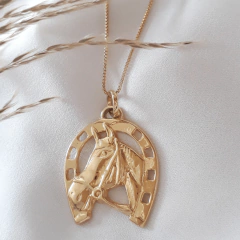 Colar cavalo liso banhado a ouro