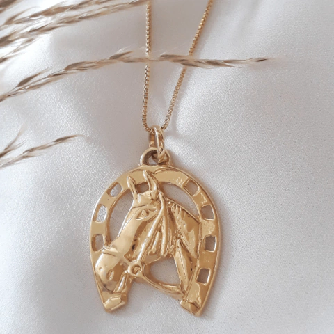Colar cavalo liso banhado a ouro