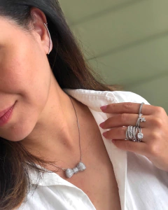 Colar com pingente laço em zircônias banhado a ródio - comprar online