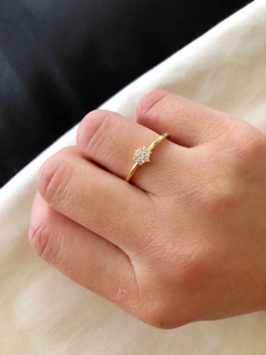 Anel solitário de flor com zircônias banhado a ouro na internet