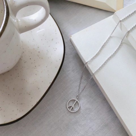 Colar com pingente símbolo da paz banhado a ródio