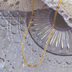 Colar com malha trabalhada e lisa banhado a ouro