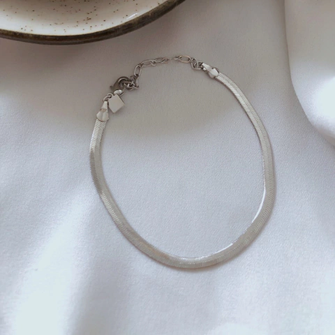 Pulseira laminada lisa banhada a ródio