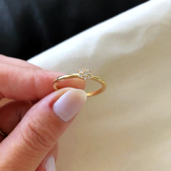 Anel solitário de flor com zircônias banhado a ouro