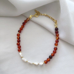 Pulseira em Ágata fogo com pérolas arroz banhado a ouro