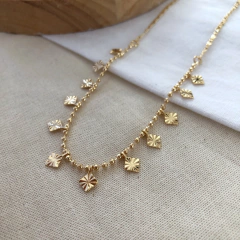 Colar com pingentes losangos e granulações banhado a ouro