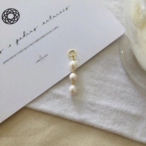 Pingente com três pérolas de água doce banhado a ouro