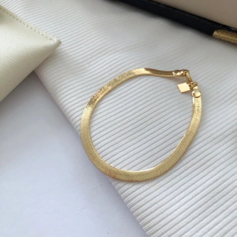 Pulseira em malha laminada lisa banhada a ouro