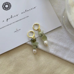 Brinco de argola cascalhos de Prehnitas com pérola de água doce banhado a ouro