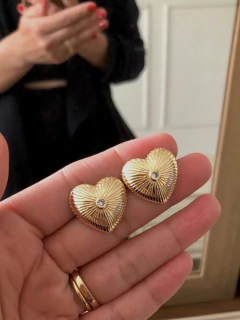Brinco coração texturizado com zircônia banhado a ouro - loja online