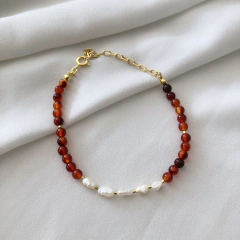 Pulseira em Ágata fogo com pérolas arroz banhado a ouro - comprar online
