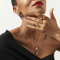 Brinco espiral liso com zircônias banhado a ouro na internet