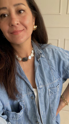 Colar de pérolas biwa e labradorita naturais banhado a ouro 18k