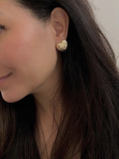 Brinco coração texturizado com zircônia banhado a ouro na internet